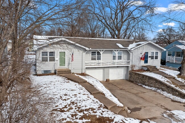 Photo - 906 E 84th St