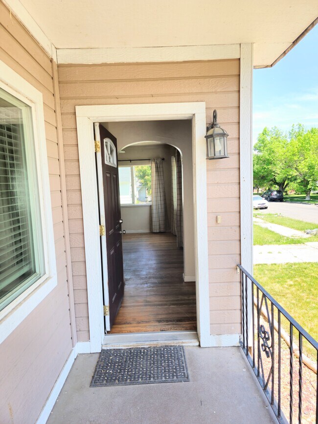 Entrance - 123 Taylor St