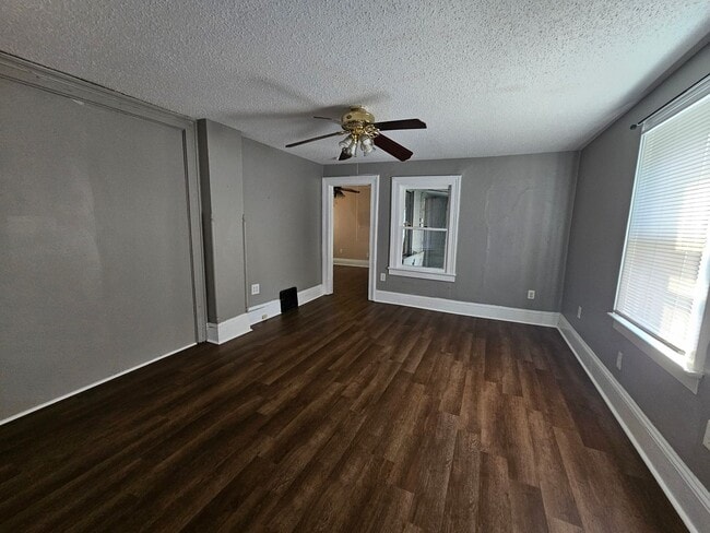 Building Photo - Big 3 bed 2 bath home