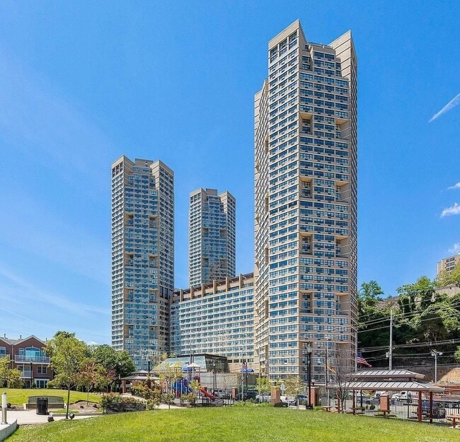Building Photo - 7002 JFK Blvd E Unit 3F