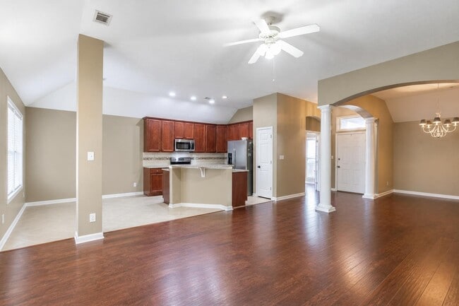 3712 Claiborne Cir