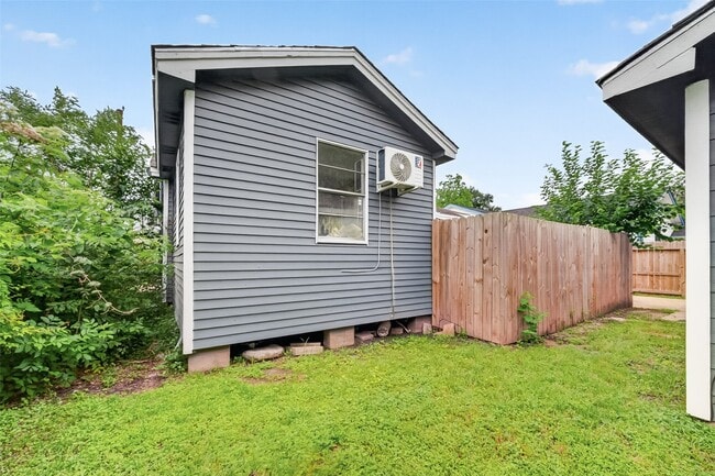 Photo - 6715 Victoria St
