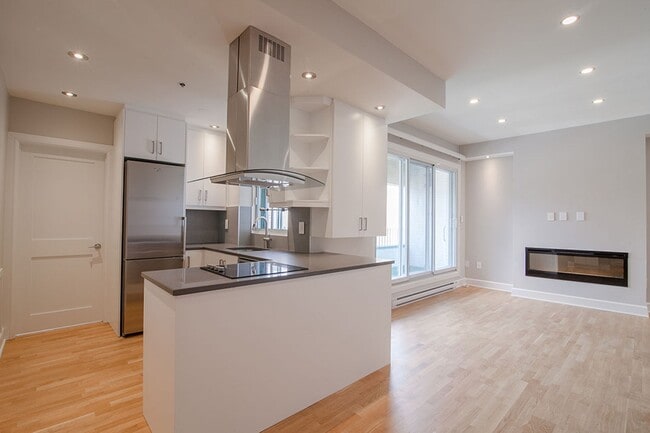 Building Photo - 3455 Rue Aylmer Unit PH01