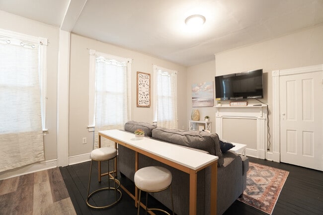 Photo - 1911 High St