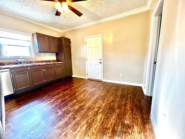 Photo - Adorable 2 Bedroom in the Heart of Rossville