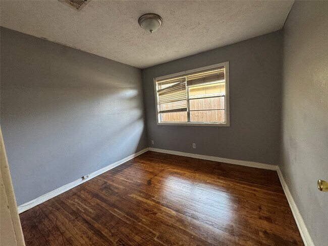 Photo - 8719 Tilgham St