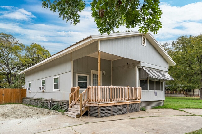 Photo - 112 Queenswood Dr