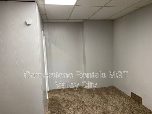 Photo - 405 2nd St NE