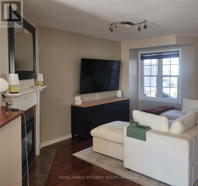 Photo - 554 Aberfoyle Cir