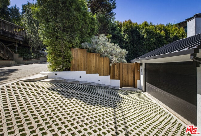 2425 Rinconia Dr