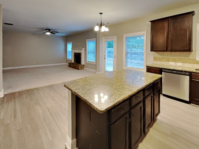 Photo - 400 Louise Way