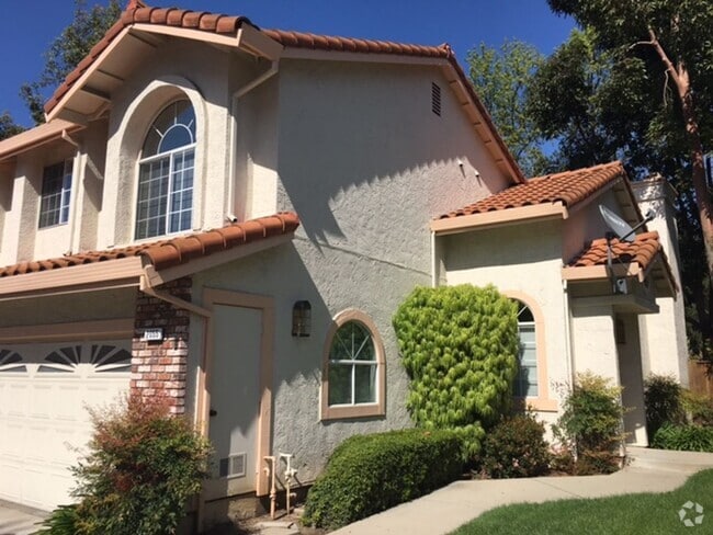 Building Photo - Great Location 3 Bedroom 2.5  Bath Townhouse
