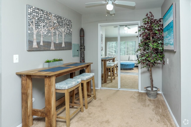 2BR, 1BA - 900 SF