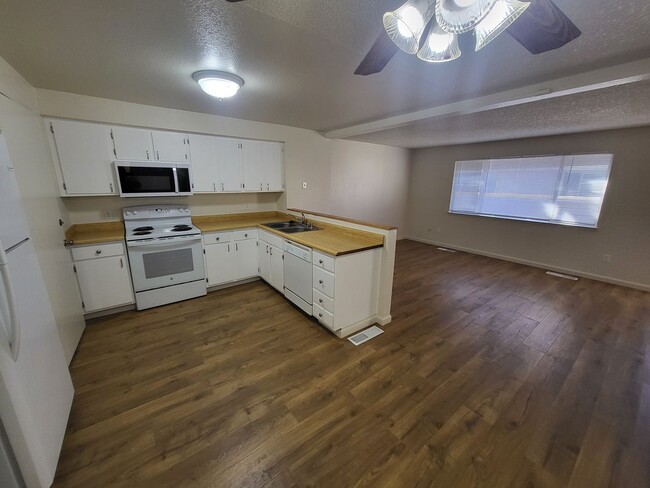 Photo - 401 Allouette Way