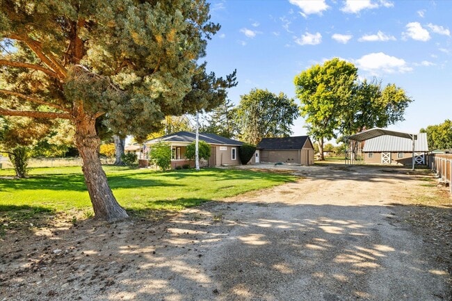 Photo - Charming Country Home on 1 Acre – 2 Bed, 1...