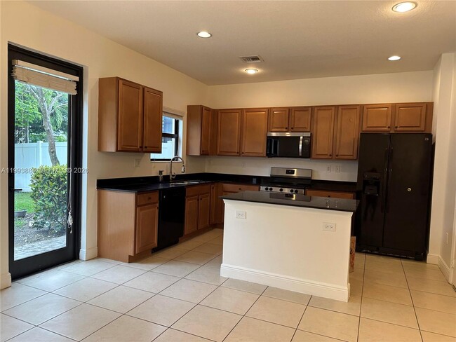 Photo - 655 NE 193rd St