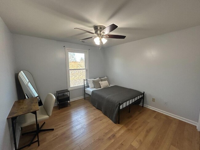 Photo - 900 Newcombe Rd