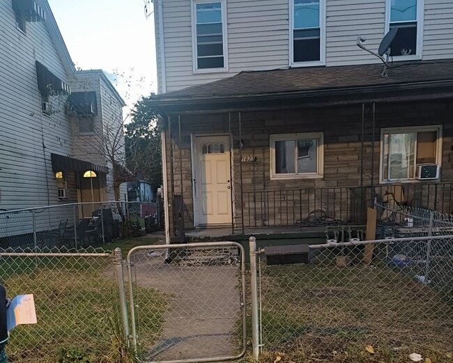 Building Photo - 1623 3rd Ave