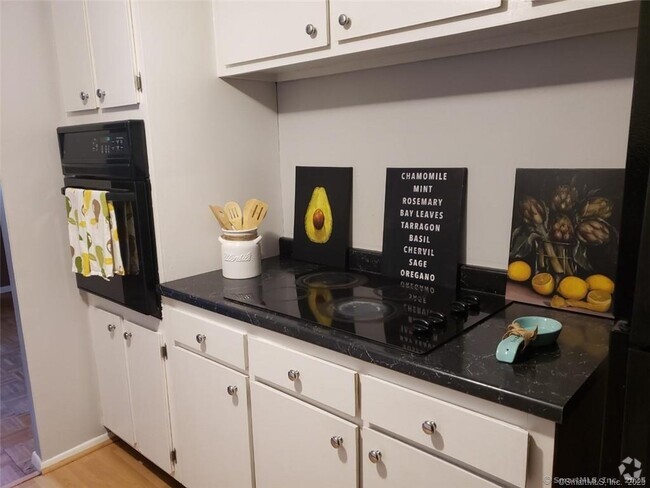 Building Photo - 893 Farmington Ave Unit APT 6I
