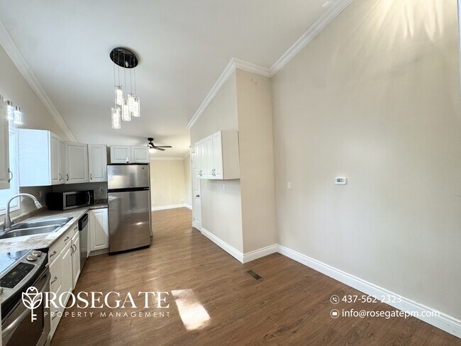 Photo - Spacious 2-Bedroom Main Level Apartment with Backyard & 2 Parking Spaces – Mississauga Unit B