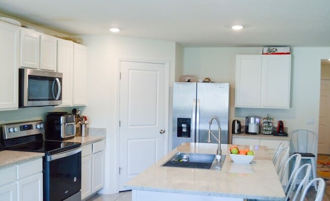 Photo - 5 Bedroom 3 Bath in Avalon Woods in Newberry