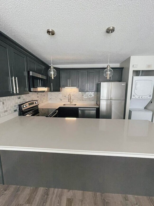 Building Photo - Beautifully Renovated 1bd Condo Unit 471 Whalley Ave - C