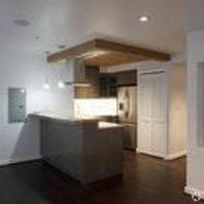 Building Photo - Fantastic Updated 1 bedroom Apartment in A... Unit 206