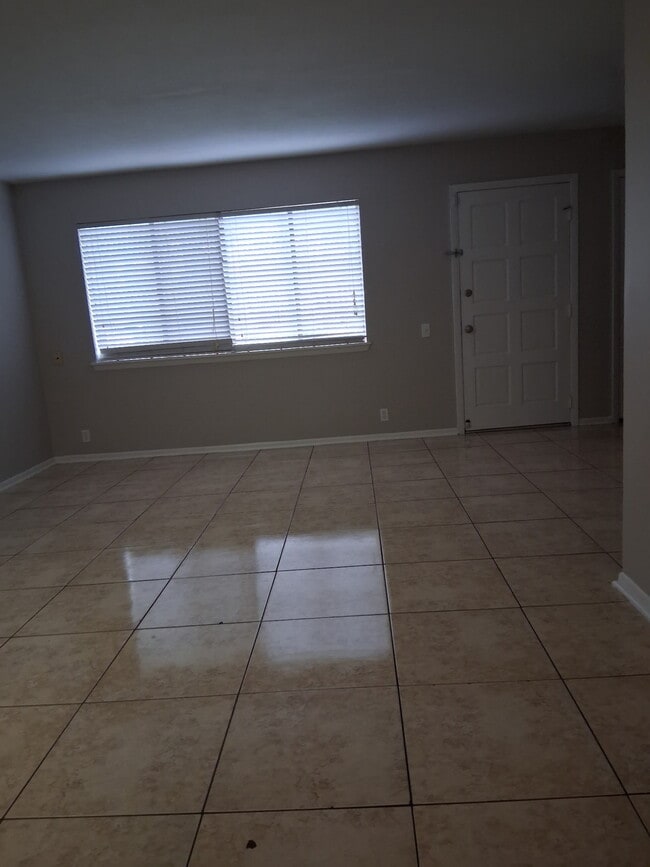 Photo - 409 Lakebend Pl