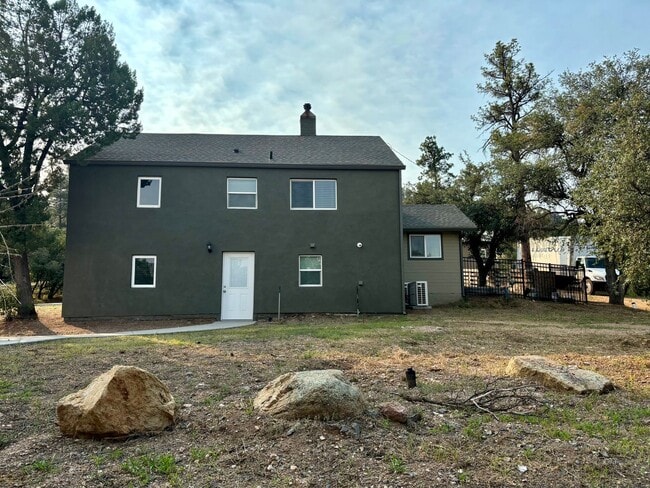 Building Photo - Beautiful 2100 sq ft Prescott home, 4 bed 2 bath with large upstairs loft on almost an acre of land!