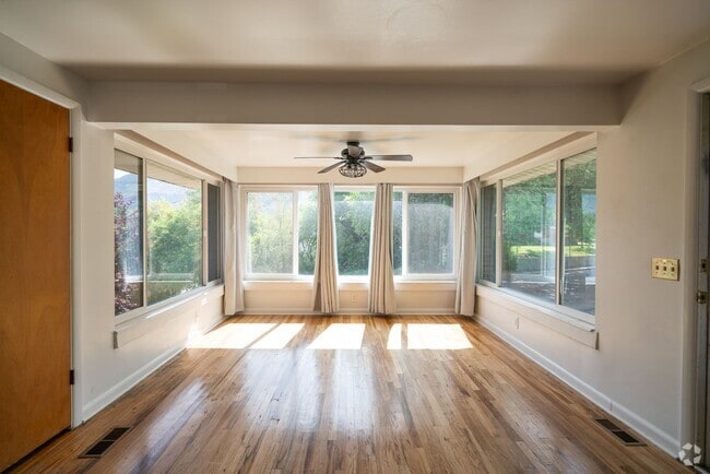 Building Photo - Healy Duplex Unit Healy Upstairs Rental