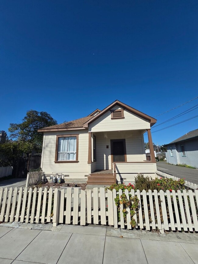 Building Photo - West Side Petaluma Near Down Town  - 2 Bedroom 1 Bathroom