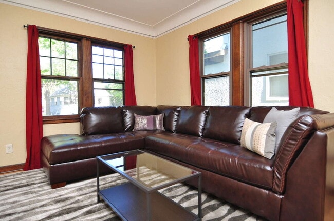 Photo - Spacious 3-Bed Duplex with Garage and 2 bathrooms in Minneapolis! Unidad A