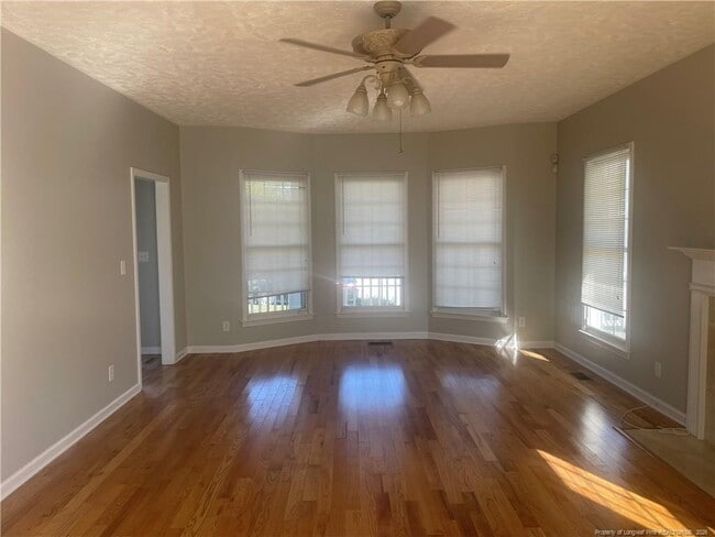 Photo - 425 Dunblane Way