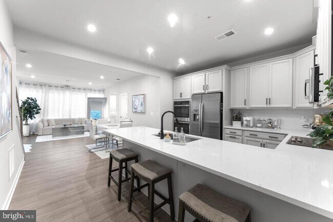 Photo - 43785 Transit Sq