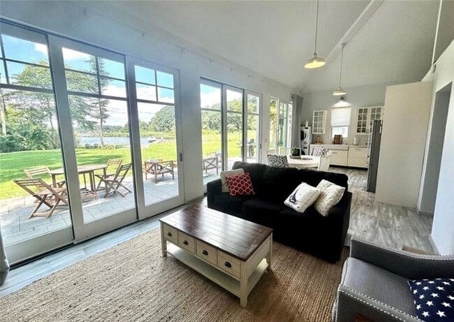 33 Watch Hill Rd