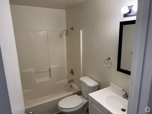 Building Photo - 507 S Ash St Rental