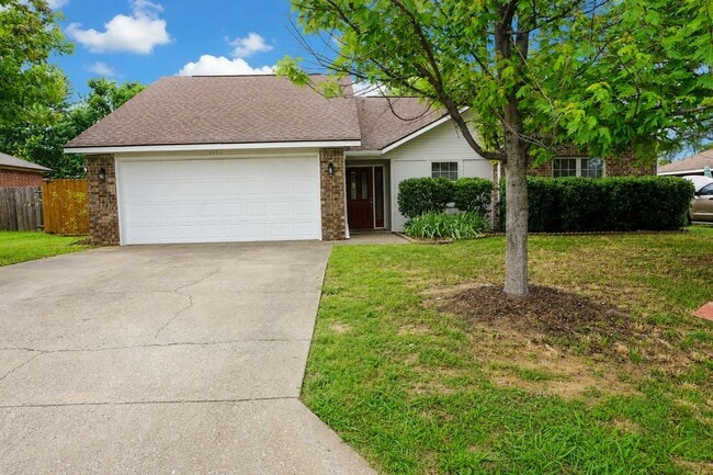 Building Photo - 3 Bedroom / 2 Bath home in Bentonville - Walk to Bentonville High School!