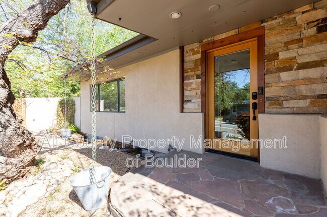 Photo - 1895 Balsam Ave