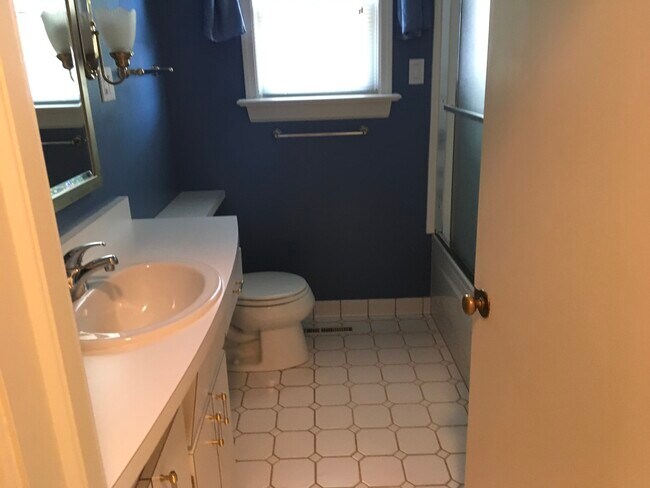 Photo - 2566 Blairmont Ter