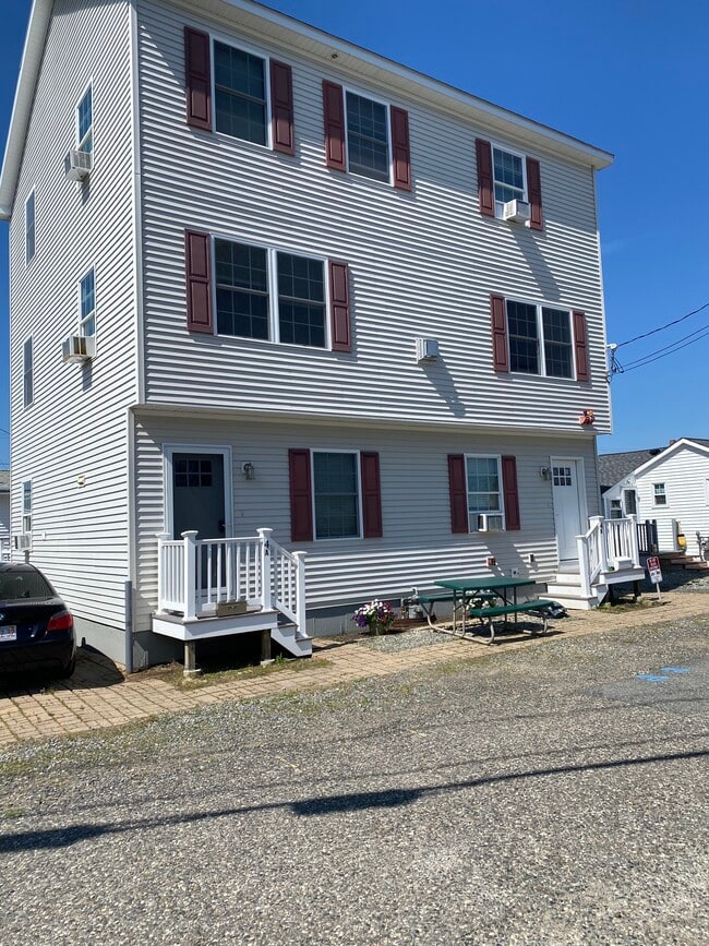 Gran casa familiar con 2 unidades y estacionamiento en la entrada. - 4 Chase St