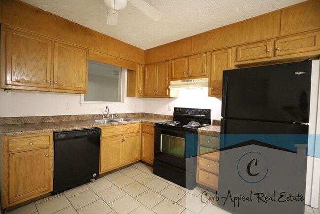 Photo - Move in special $800!! Recently renovated ...