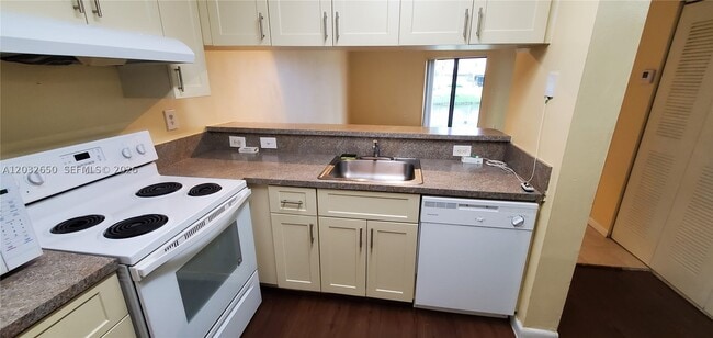 Photo - 9823 Nob Hill Ct Unit 9823