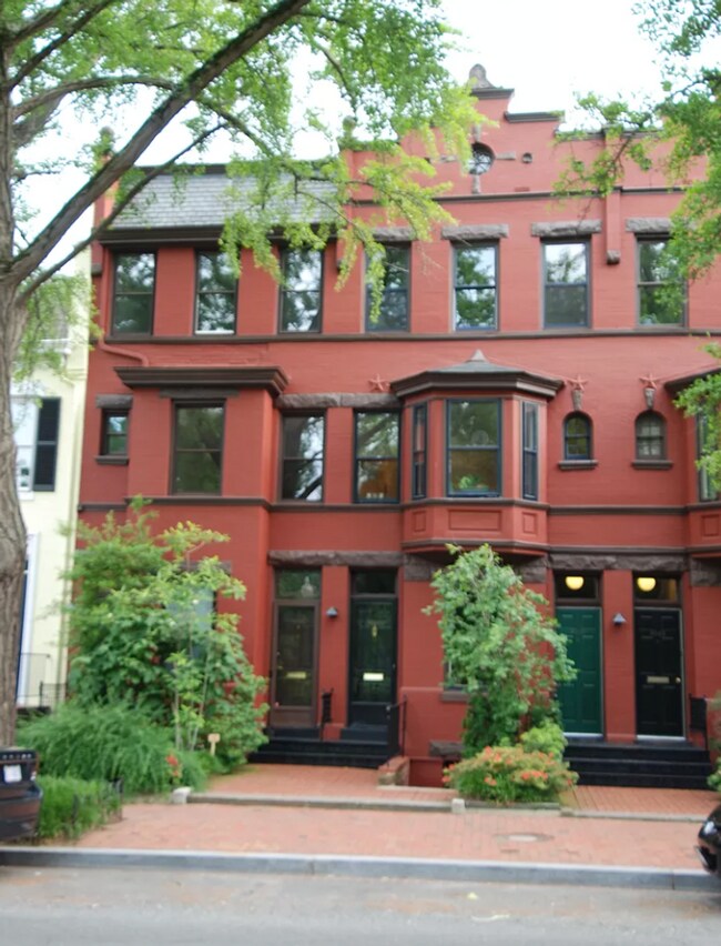 Building Photo - Charming Home Right Across From Montrose Park