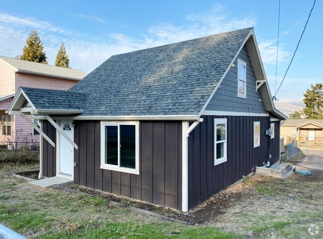 Building Photo - Updated 2 Bedroom Rental