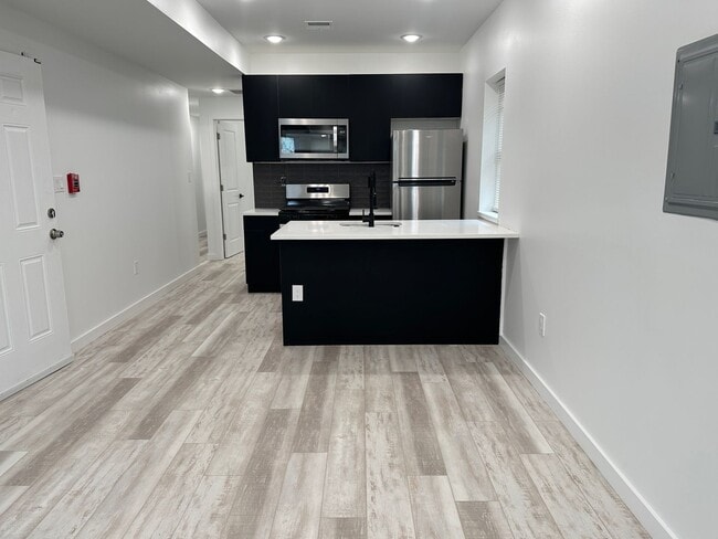 Building Photo - Modern & spacious 2Bedroom 1Bath Apartment Unit 2F