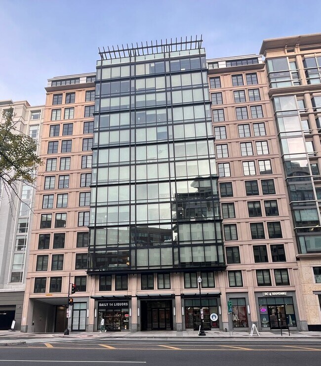 Building Photo - Fantastic Downtown Condo