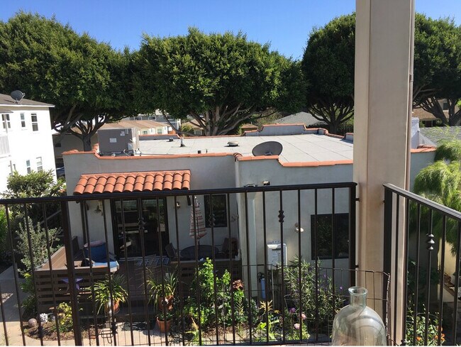 Otra vista desde el patio - Beautiful Apartment with Custom Kitchen