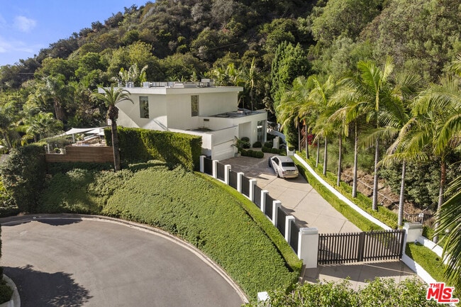 Photo - 1889 Rising Glen Rd