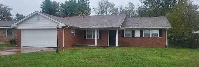 Building Photo - 3 Bed 2 Bath, 2 Car Garage Rental