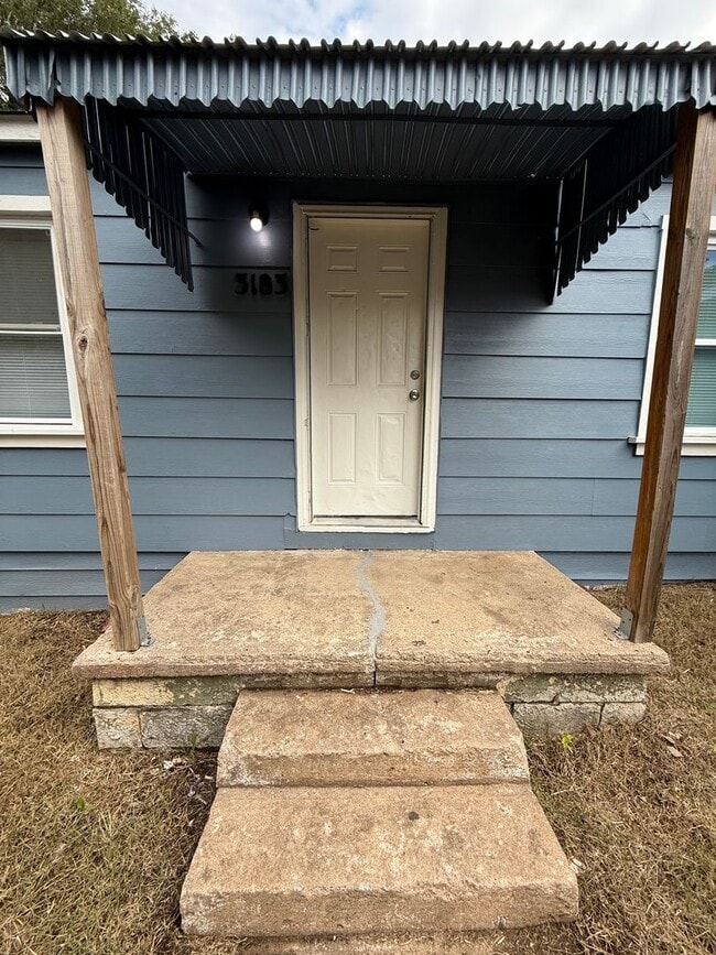 Building Photo - Charming 2-Bedroom Duplex in a Convenient ...